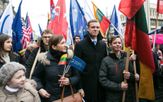 A. Landsbergienė (su vėliavėlėmis ranskose). Nuotr. facebook.com