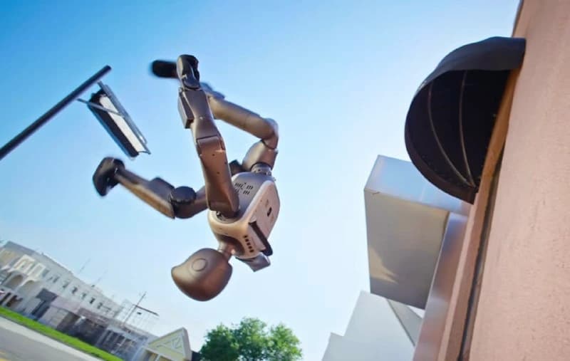 Kinijos bendrovė „Booster Robotics“ pristatė rinkai naujos kartos dvikojį humanoidinį robotą „Booster T2“