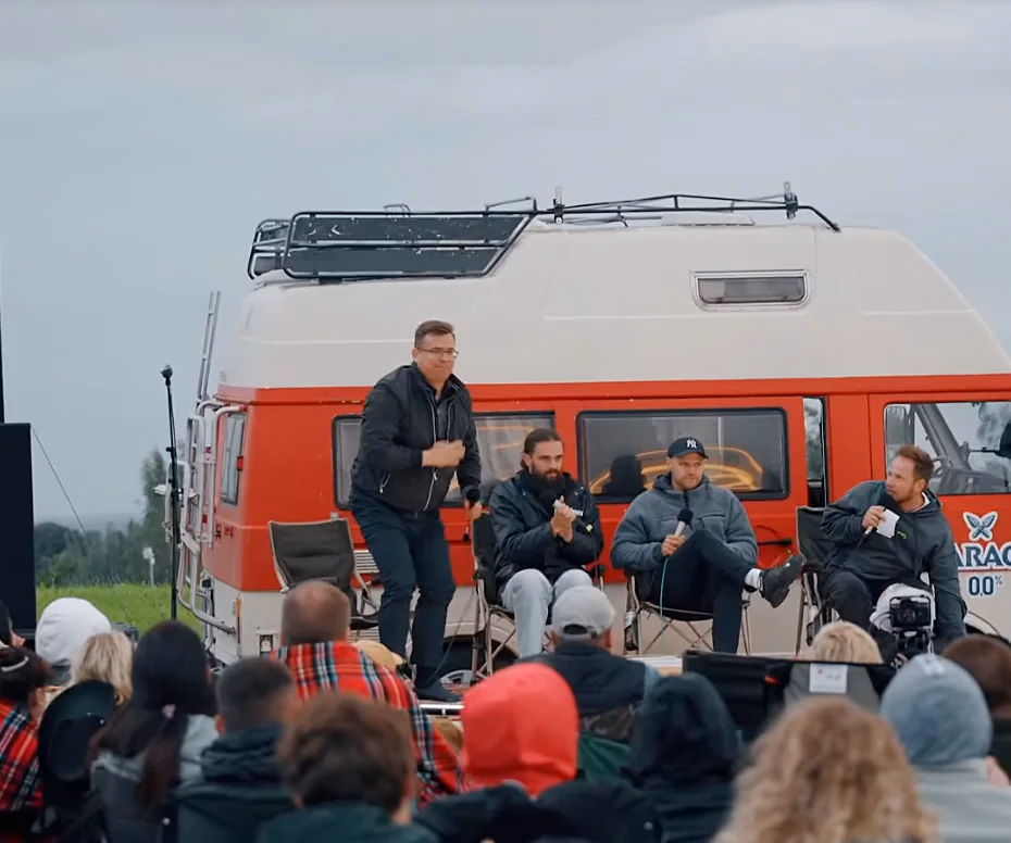 Trys komikai jau šeštą kartą keliauja per Lietuva kemperiu – prisijungė Kasčiūnas