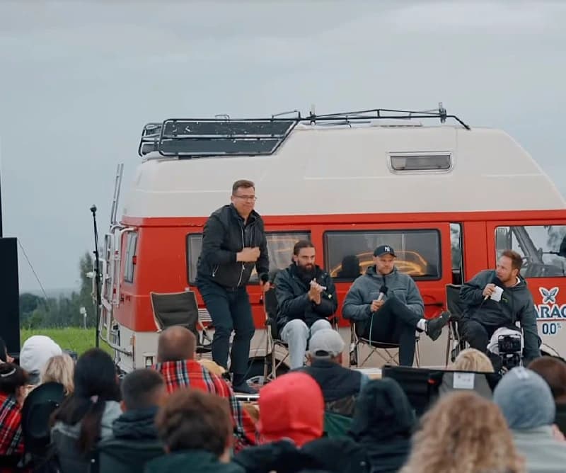 Trys komikai jau šeštą kartą keliauja per Lietuva kemperiu – prisijungė Kasčiūnas