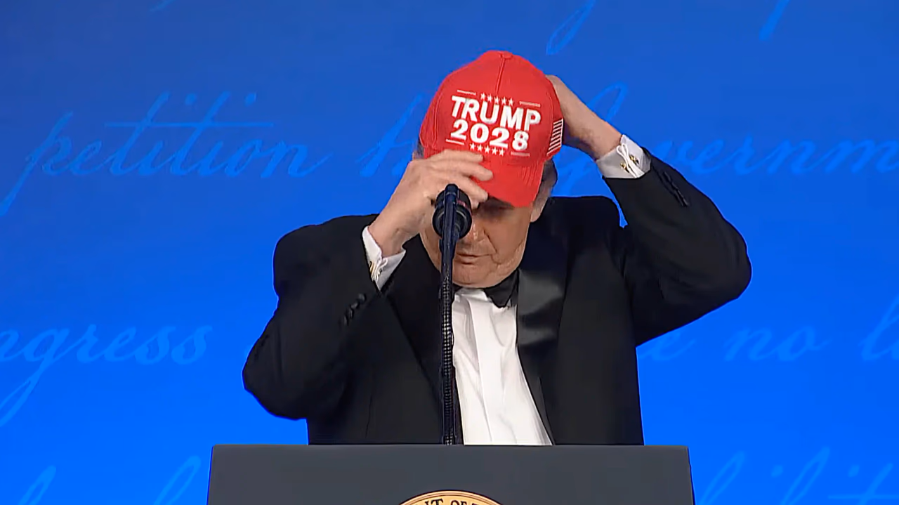 „Trump 2028“ kepurė – juokas, kuris turi rimtą pagrindą, siekiant taikos