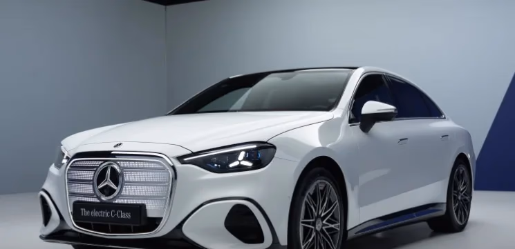 „Mercedes-Benz“ gelbsti taupymas, tačiau Kinijoje – 30 proc. griūtis