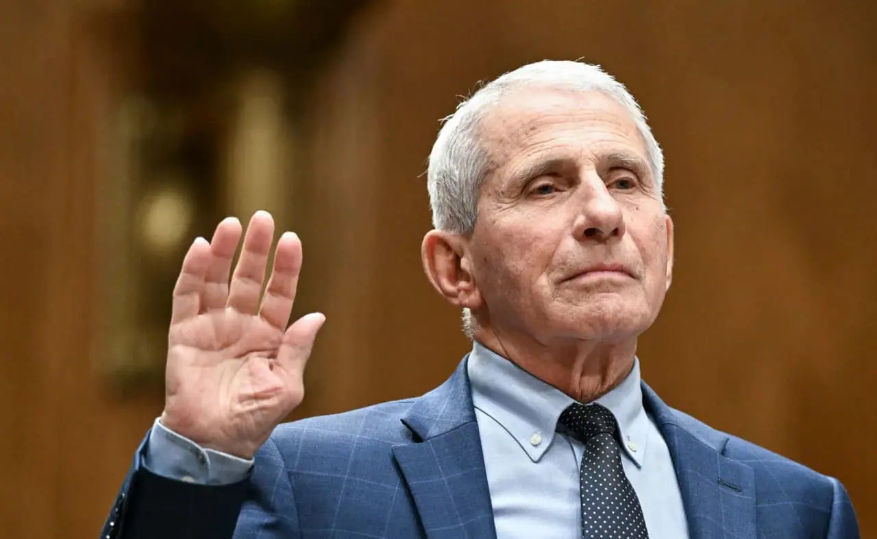 COVID-19 byla Kongrese: Fauci pasirinko tylėti – neatsakė į daugiau kaip 100 klausimų