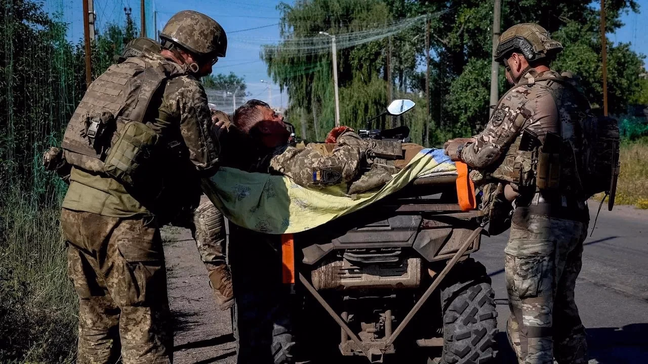 Nemažai Ukrainos karių miršta nuo sužeidimų ligoninėse. Šioje foto: evakuojami sunkiai sužeisti kariai