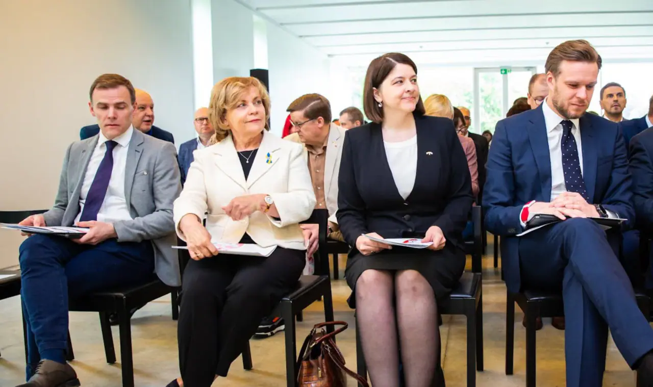 Rasa Juknevičienė (antra iš kairės) ir toliau įdėmiai klausosi Kremliaus valdomų kanalų