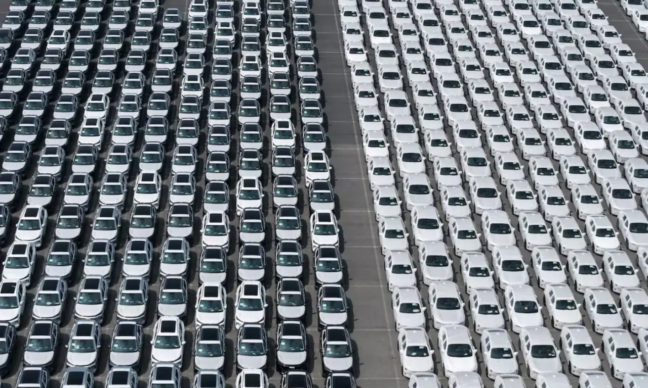 Kinijos automobilių rinka smunka dešimtą mėnesį – gamintojai vis agresyviau veržiasi į pasaulį