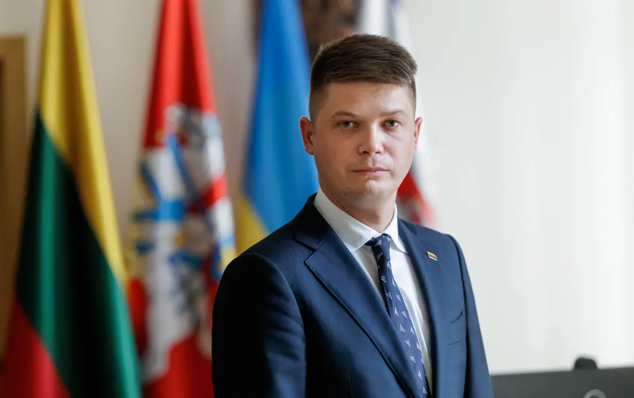 Vidaus reikalų ministras Martynas Katelynas Ukrainos ir kitų vėliavų fone