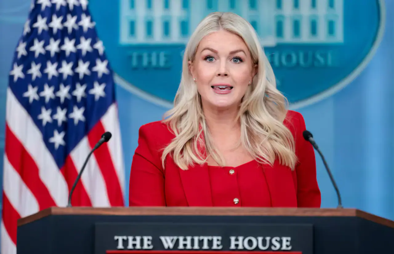 Trump palieka viena artimiausių jo bendražygių Karoline Leavitt