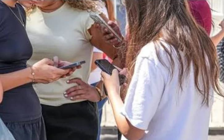 Prancūzijos Konstitucinė Taryba neleido įsigalioti draudimui vaikams iki 15 metų naudotis socialiniais tinklais