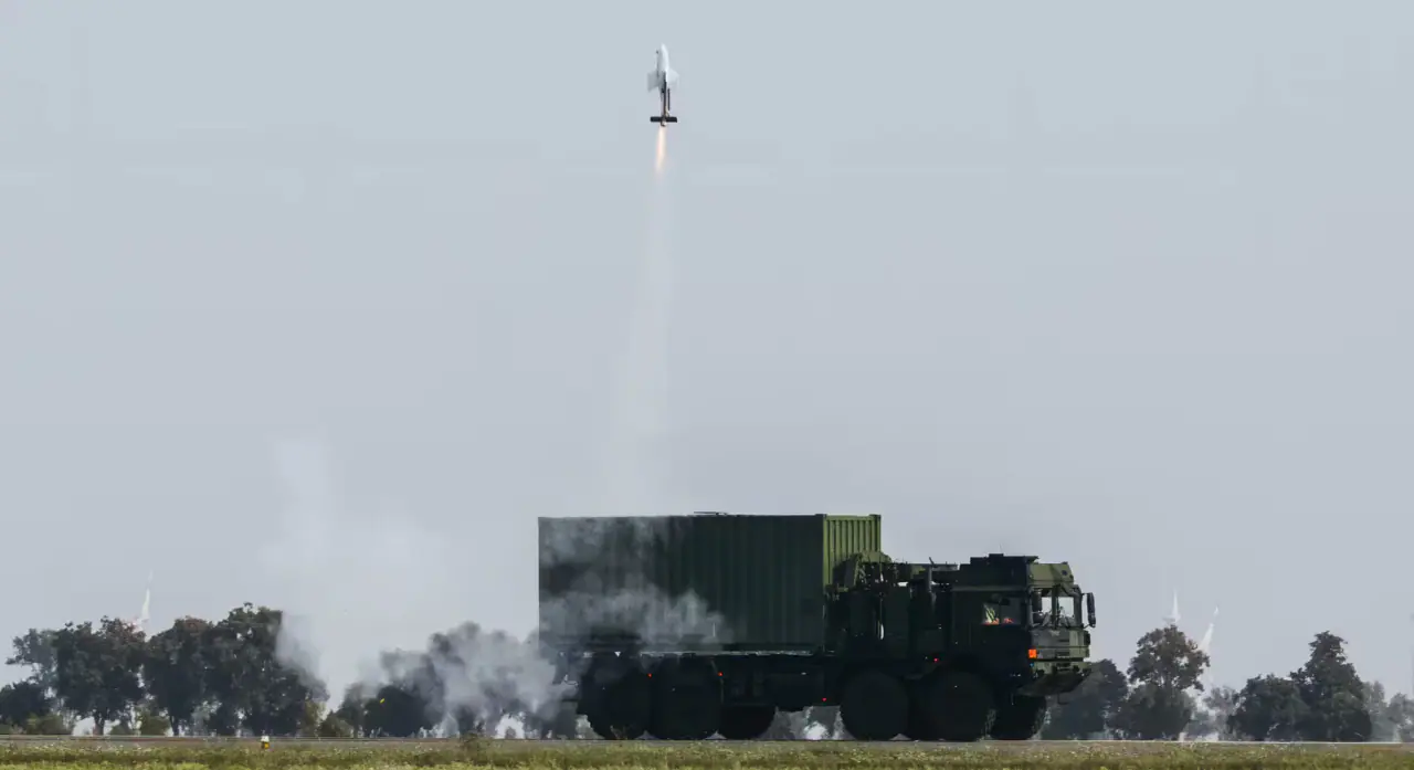 „Rheinmetall“ pirmą kartą paleido FV-014 iš konteinerinės sistemos – viename konteineryje telpa iki 18 smogiamųjų dronų