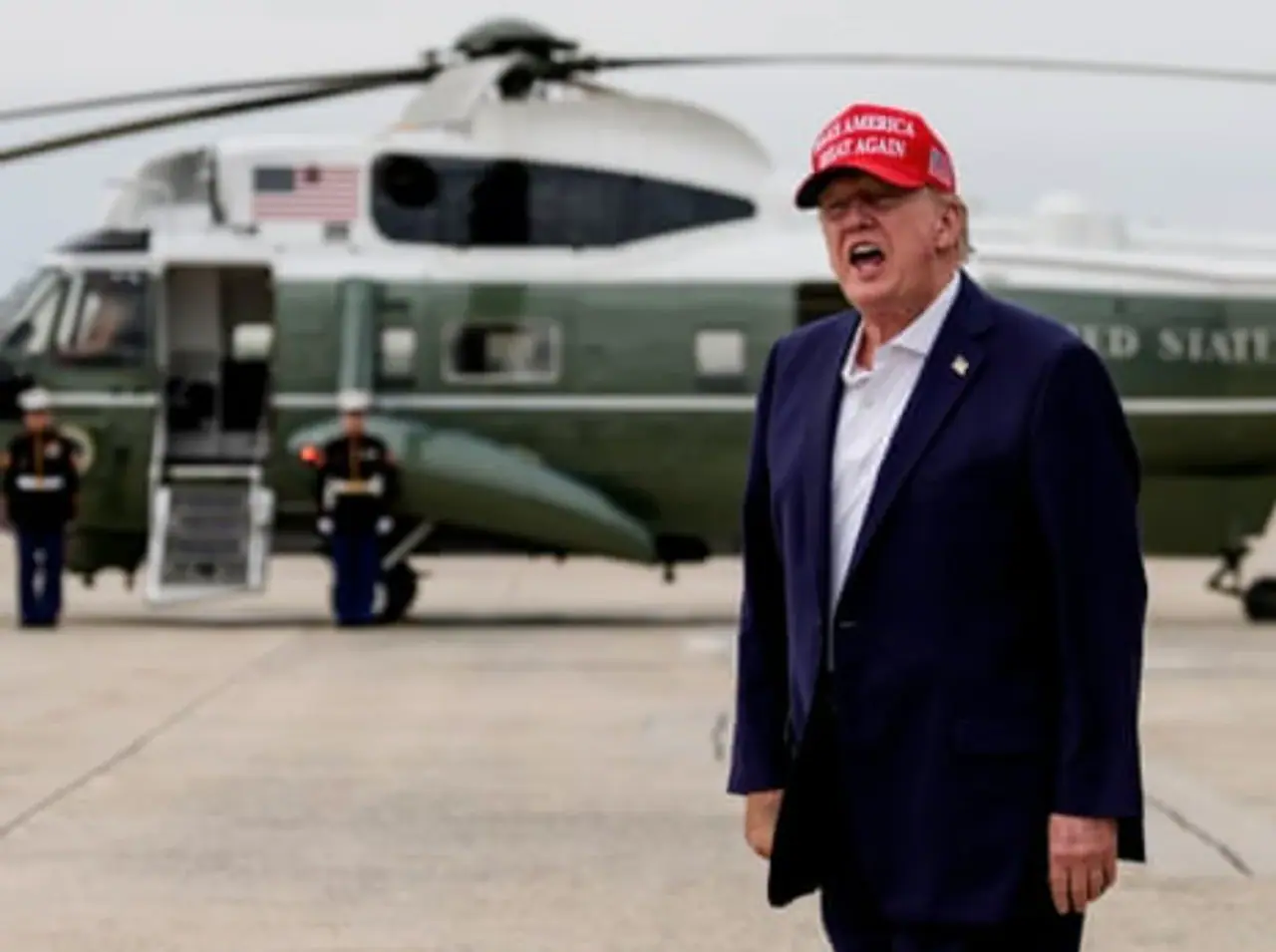 Donald Trump populiarumas smuko iki žemiausio lygio