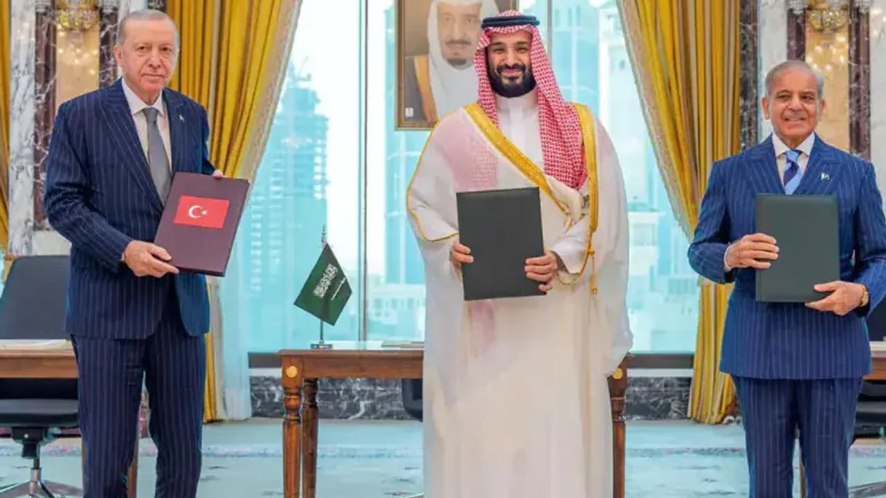Trump pasveikino naują Turkijos, Pakistano ir Saudo Arabijos gynybos aljansą