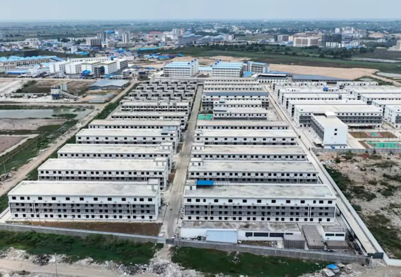 Kambodža uždarė daugiau kaip 700 internetinių sukčių centrų