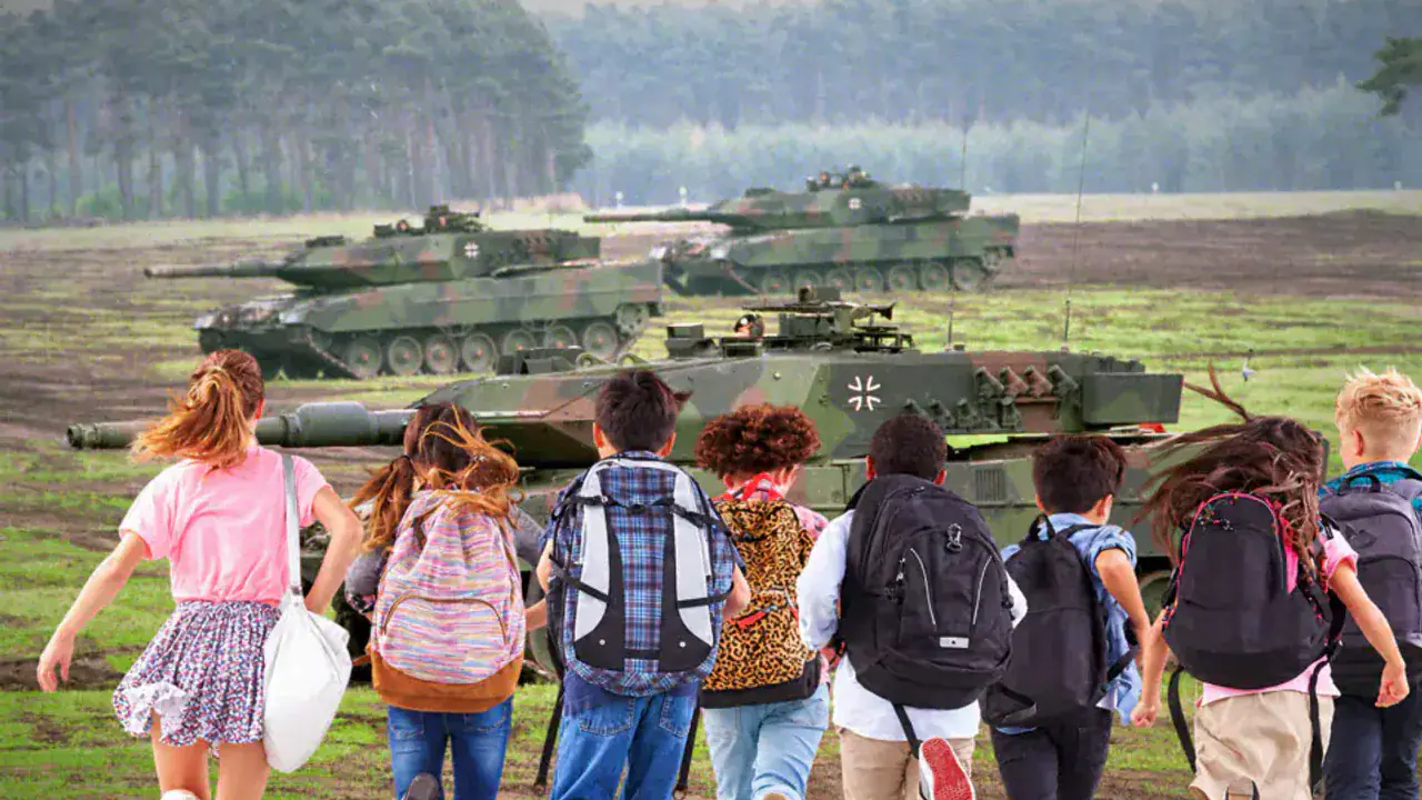Laimingi deutsche Schüler (vokiečių mokiniai), kuriuose savo pareigą Lietuvai ir NATO atlieka jų tėveliai bėgantys link legendinių tankų LEOPARD