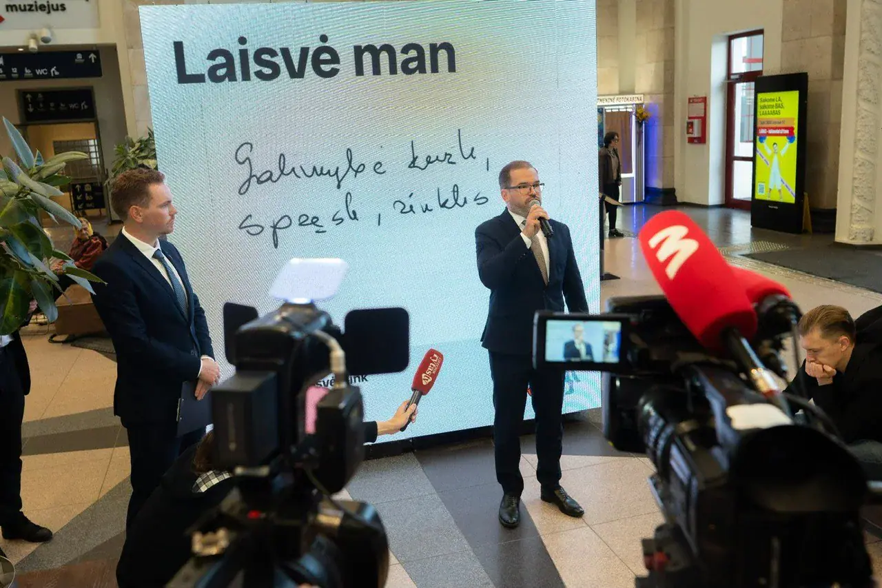 Kaunas Vilniaus geležinkelio stotyje atidarytė instaliaciją apie laisvę