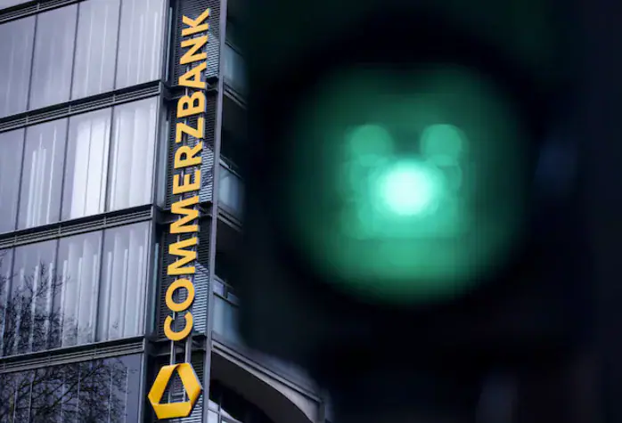 Italų bankas beveik perėmė „Commerzbank“, nors Vokietijos valdžia tam priešinosi