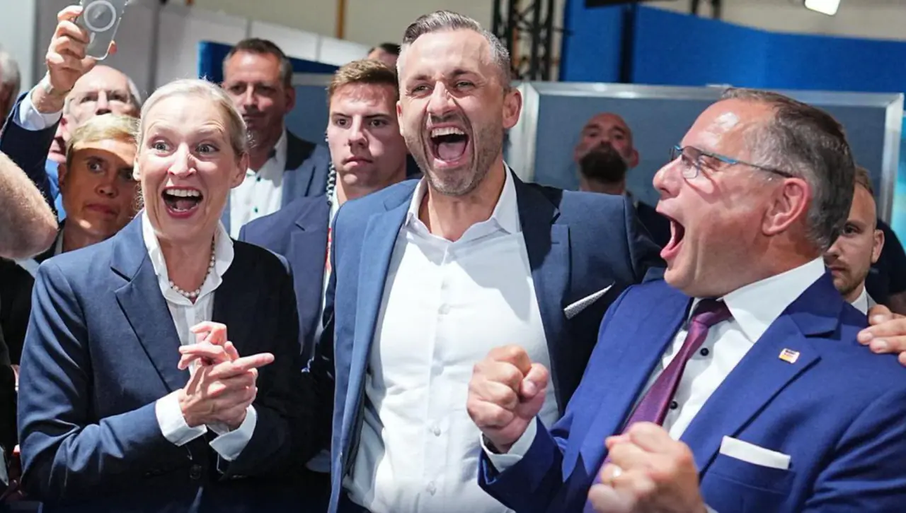 AfD triuškina konkurentus Vokietijoje – iki absoliučios daugumos kol kas trūksta trijų mandatų