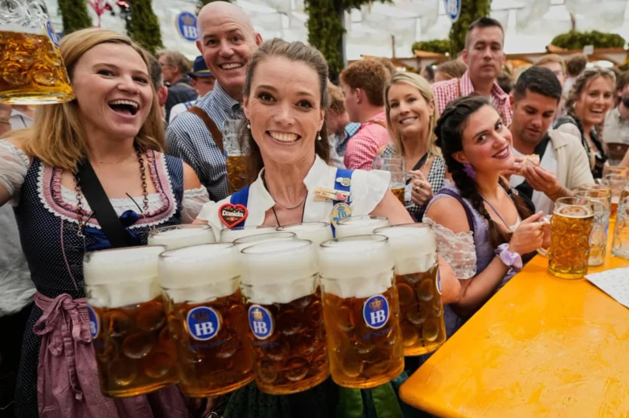 Miuncheno alaus festivalyje „Oktoberfest“ pirmą kartą siūloma pasiskiepyti nuo gripo ir COVID-19