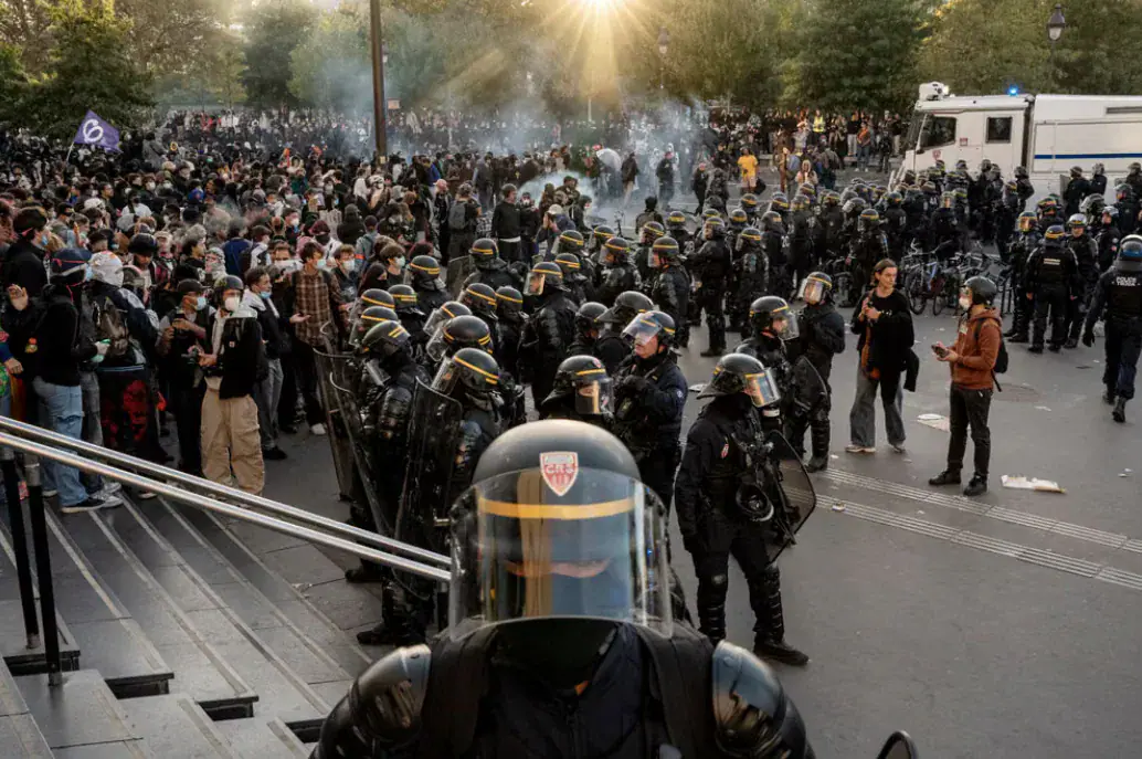 Prancūzijoje dėl švietimo krizės protestuoja moksleiviai, sužeista daugiau kaip 100 mokyklų darbuotojų