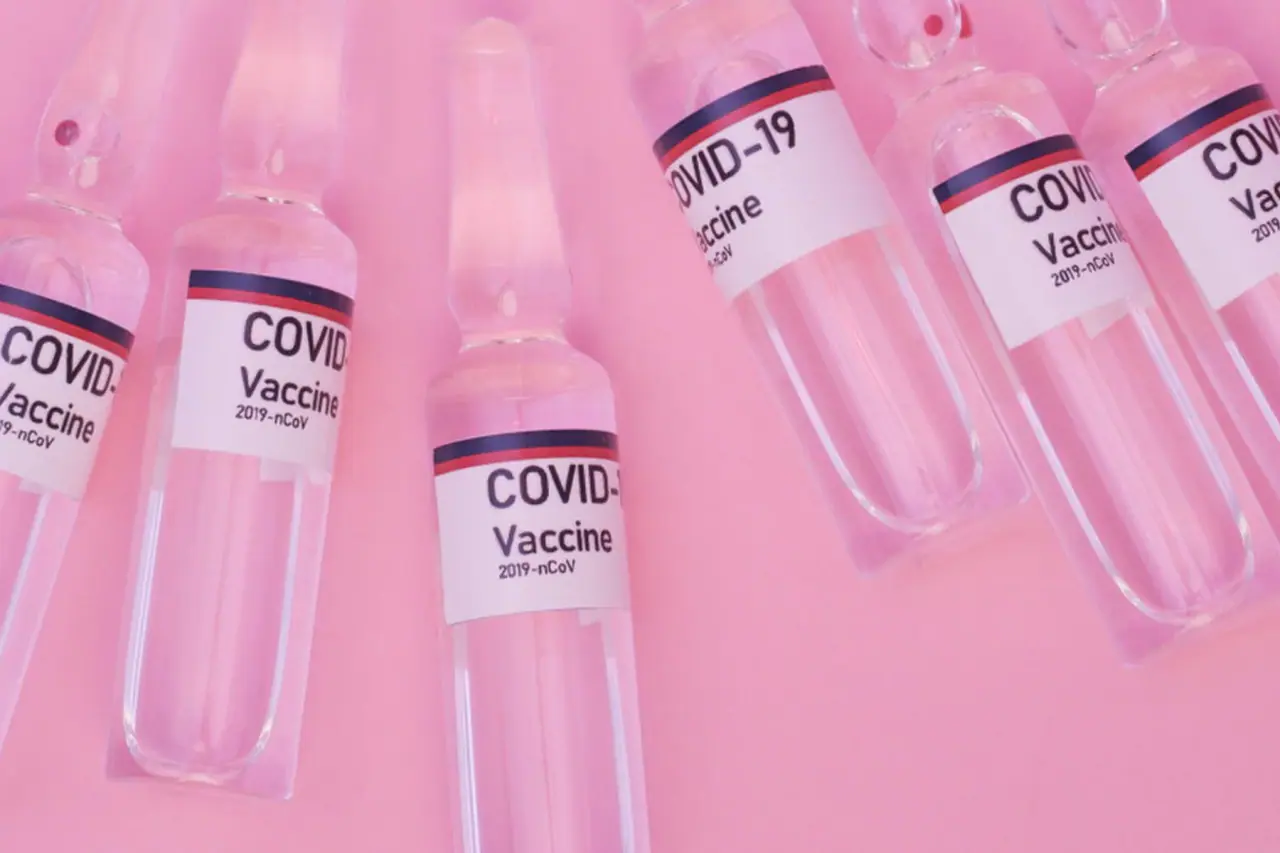 Už COVID-19 vakcinas Lietuva sumokėjo apie 160 mln. eurų, tačiau vienos dozės kaina viešai neskelbiama