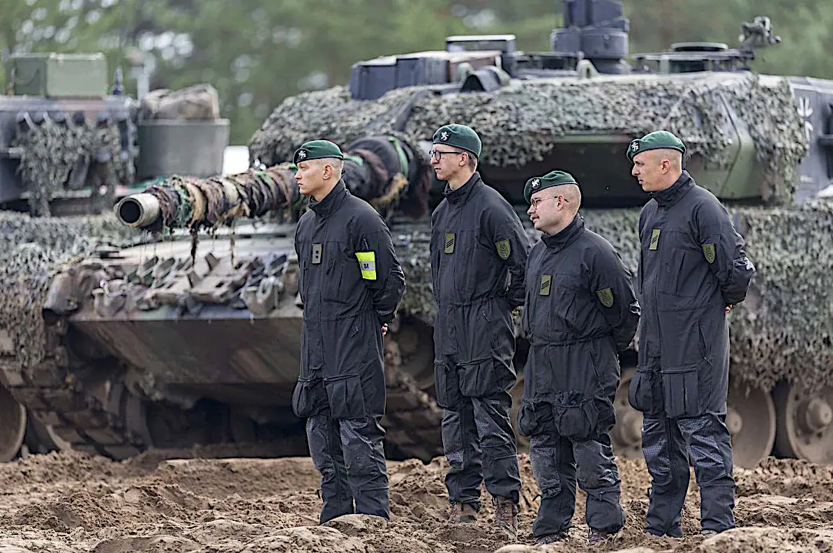 Lietuva žengia į naują karinės galios etapą: pirmosios tankų įgulos jau atliko kovinius šūvius