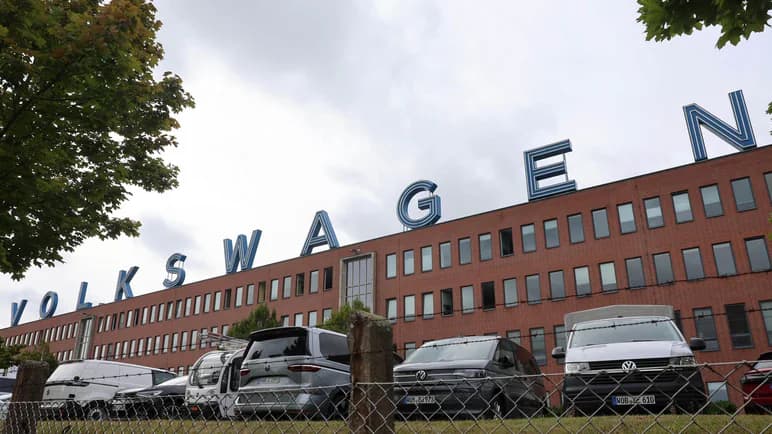 „Volkswagen“ planuoja įšaldyti 660 tūkst. darbuotojų atlyginimus iki 2030 metų