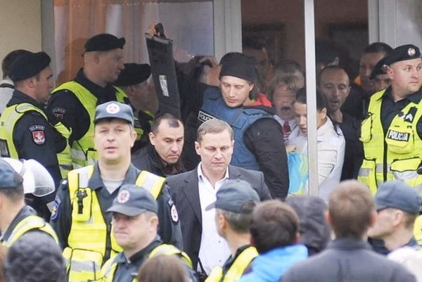 Nors policija ir pasijuto įžeista, tačiau išsamią sąmatą už paslaugas pateikti derėtų
