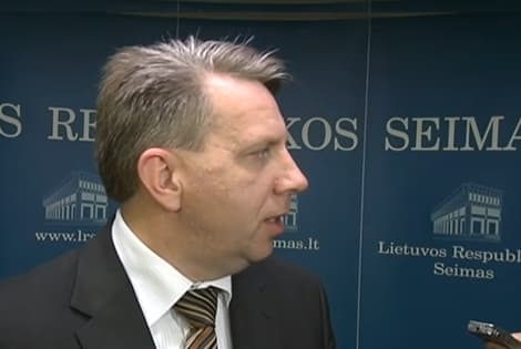 Ištikimas Prezidentės D. Grybauskaitės statytinis D. Valys puikiai susitvarko su visomis jam iškeltomis užduotimis - dar nė vienam valstybinio masto nusikaltėliui plaukas nuo galvos nenukrito, nė vienos valstybinio masto aferos prokurorams "nepavyksta" iš