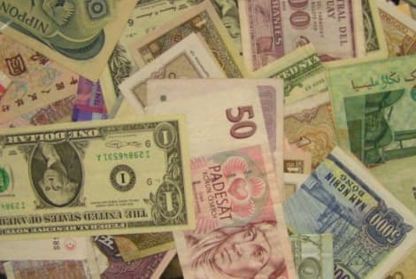Iranas tarptautinėje prekyboje atsisakys sandorių eurais ir doleriais