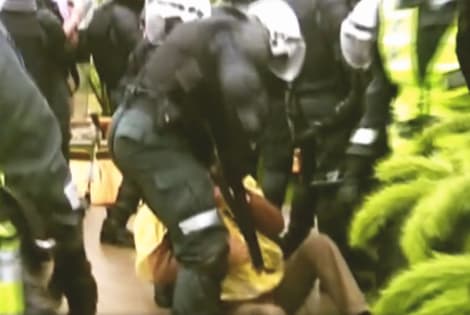 Prokurorai melavo, kad tyrė smurtinius pareigūnų veiksmus prieš taikius žmones (video)