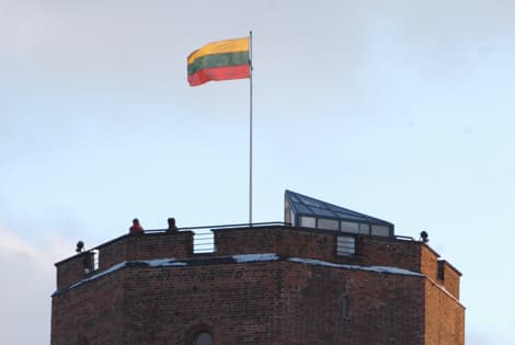 Galima neabejoti: jei valdžia sugalvotų, kad Gedimino bokšte plevėsuojanti trispalvė trukdo kokiam nors jos renginiui, teismas leistų šią vėliavą nukabinti. Gal net su palengvėjimo atodūsiu.
