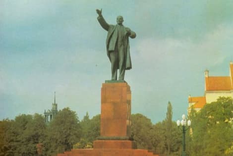 Jei Lenino paminklas šiandien tebestovėtų toje pačioje aikštėje, kur kadaise stovėjo, tai būtų pats iškalbingiausias simbolis padėties, kurioje yra atsidūrusi Lietuva.