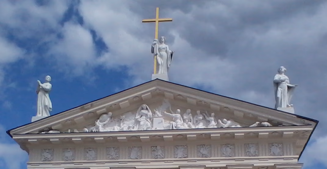 Vilniaus arkikatedros bazilikos frontonas su šv. Elenos, šv. Stanislovo ir šv. Kazimiero skulptūromis. Vilniaus katedra su skulptūromis. E.eu nuotr.