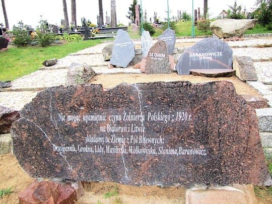 Iškaltas įrašas skelbia, kad įamžinti 1920 metų lenkų karių žygdarbio Lietuvoje ir Baltarusijoje nėra galimybės. I. Gasperavičiūtės nuotr.