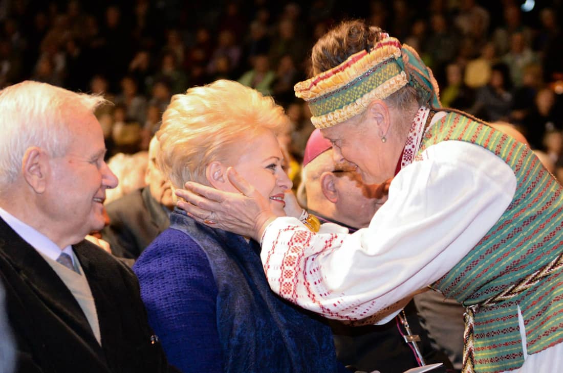 Akimirka iš šventės: tremtiniai žino, kuo galima pasitikėti. Nuotr. prezidentas.lt