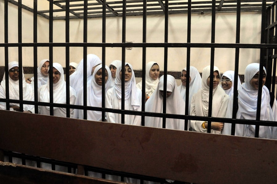 Egipto mieste Aleksandrijoje teisiamos islamistės, dalyvavusios protesto akcijose. Nuotr. EPA-ELTA