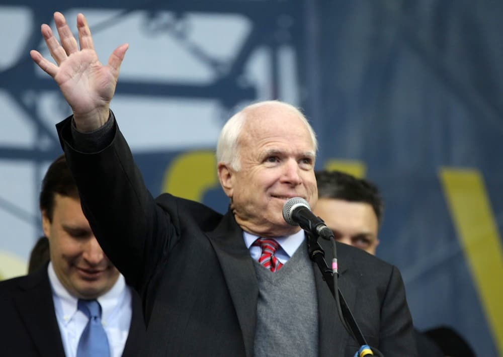 Kijeve viešintys JAV senatoriai Johnas McCainas (nuotr.) ir Chrisas Murphy pareiškė remiantys ukrainiečių eurointegracijos siekį. EPA-Eltos nuotr.
