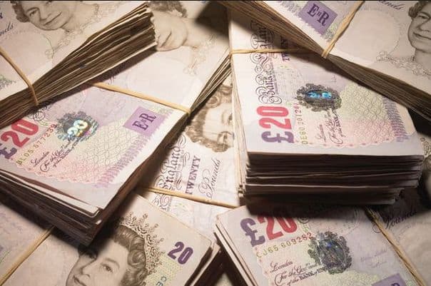 NJT: britų deputatai apkaltino BBC finansinėmis machinacijomis