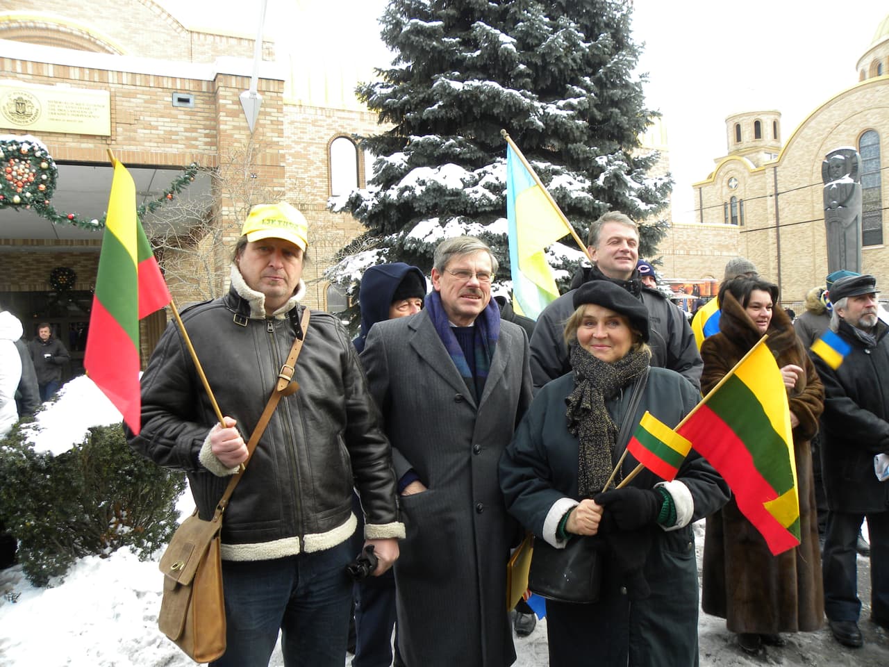 Lietuviai ukrainiečių surengtame mitinge Čikagoje, iš kairės: Ernestas Lukoševičius, Saulius Kuprys, šios publikacijos autorė Ligija Tautkuvienė. Nuotr. L. Tautkuvienės