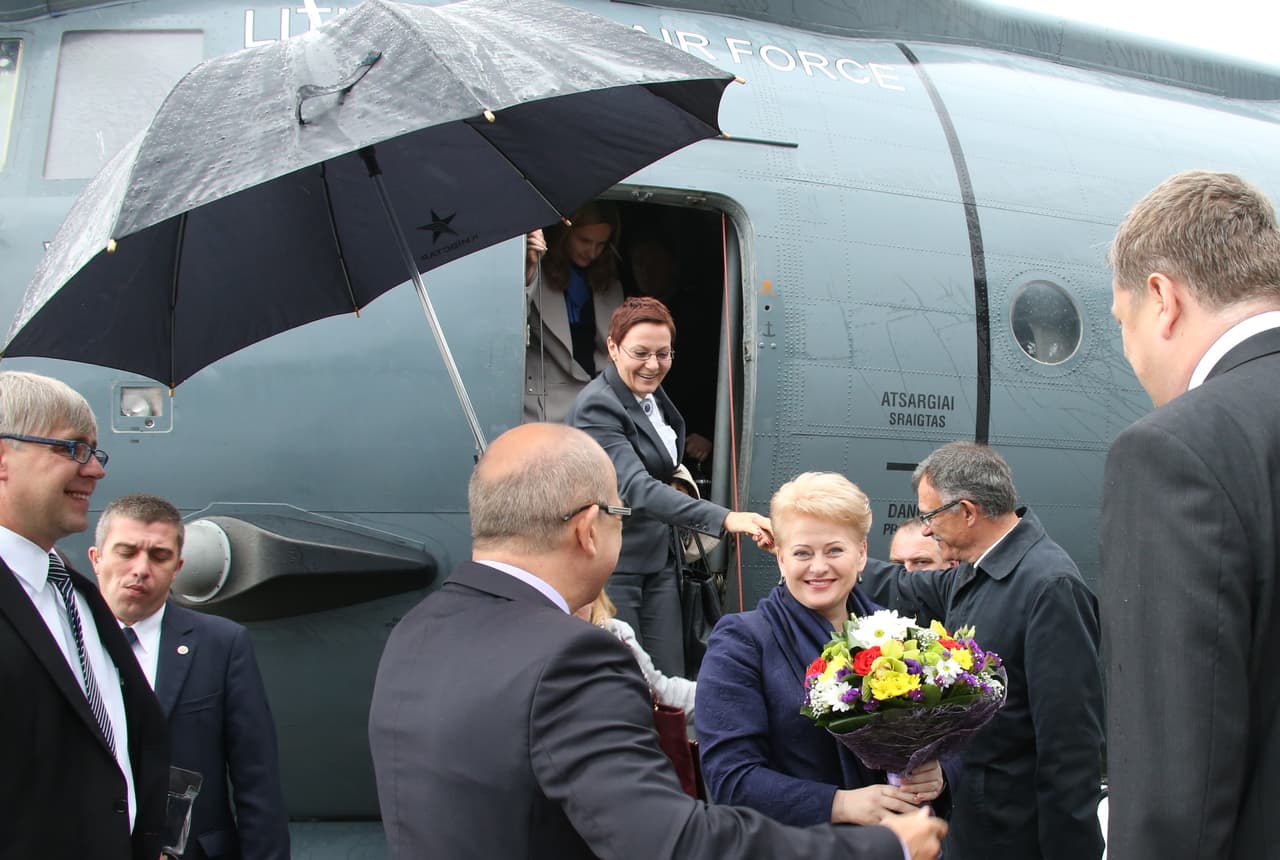 D. Ulbinaitė išlipa iš lėktuvo (viduryje). Nuotr. iš „lrp.lt“