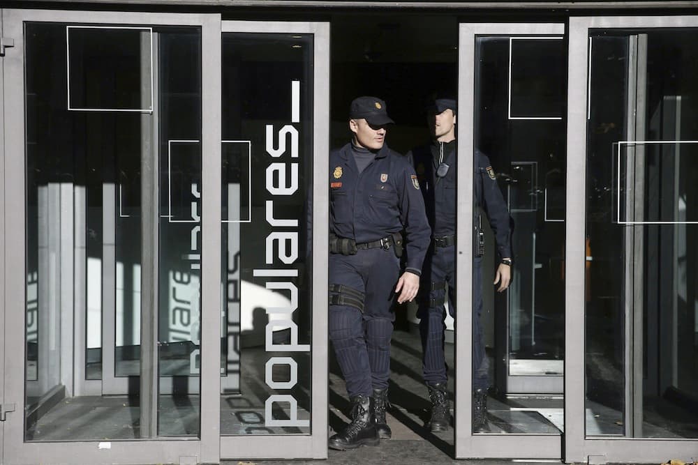 Ispanijos policija atliko kratą valdančiosios partijos būstinėje. EPA-Eltos nuotr.