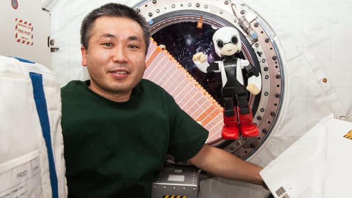 Patyręs astronautas Koičis Vakata (kairėje) ir pirmasis robotas astronautas Kirobas (dešinėje)