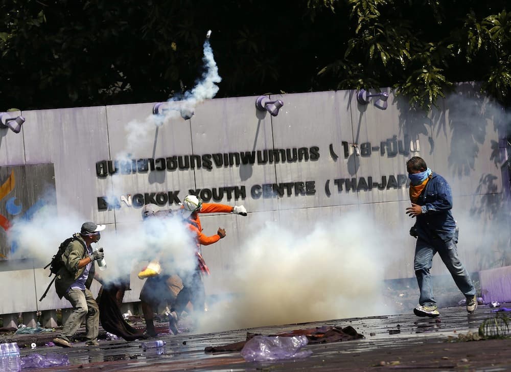 Per susirėmimus Tailande nukentėjo 5 pareigūnai ir 34 protestuotojai. EPA-Eltos nuotr.