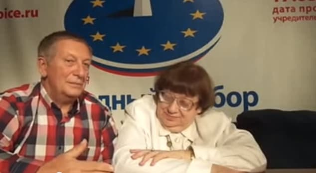 Fragmentas iš vaizdo įrašo, paskelbto prieš du mėnesius. Buvęs Rusijos Dūmos deputatas, žinomas opozicijos politikas Konstantinas Borovojus ir žymi disidentė, žmogaus teisių gynėja Valerija Novodvorskaja