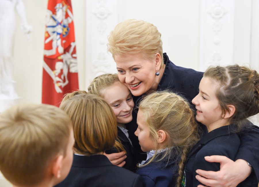 Vienas mėgstamiausių prezidentės Dalios Grybauskaitės užsiėmimų - dažnų fotosesijų metu paveiksluotis su vaikais. Europoje mūsų šalies vadovė šioje srityje tituluojama vienvalde lydere. Nuotr. prezidentas.lt