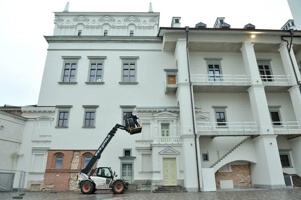 Brangusis „Fazioli“ kyla į Valdovų rūmus. AdRemMovers | facebook.com nuotr.
