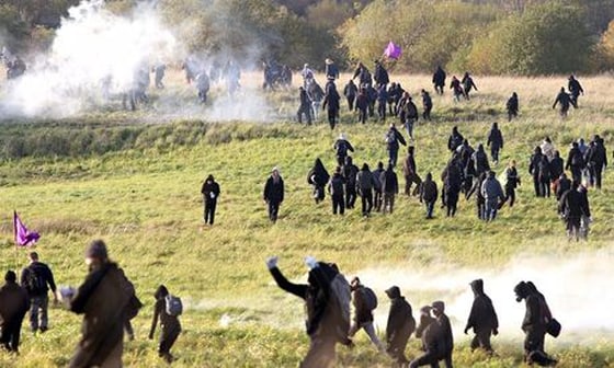 Protestuotojų susidūrimas su policija prašančiųjų prieglobsčio centre netoli Kopenhagos 2008 m. Nuotrauka: AFP/Getty Images