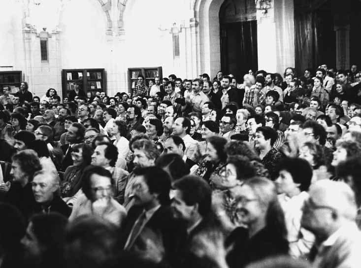 Sąjūdžio steigiamasis susirinkimas 1988 06 03 d. Lietuvos Mokslų Akademijos salėje. Nuotr. J.Česnavičiaus