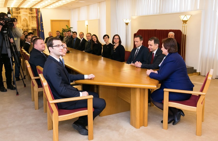 Nebaigto terminalo statytojai ir Seimo pirmininkė susitikimo metu pasidžiaugė sėkmingai užbaigtu projektu. Nuotr. Seimo kanceliarijos