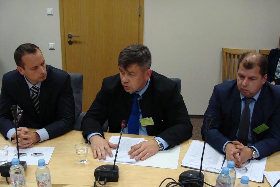 Atsakingi tarnautojai atsakinėjo į Seimo Antikorupcijos komisijos darbo grupės narių klausimus. Nuotr. T. Kutirko
